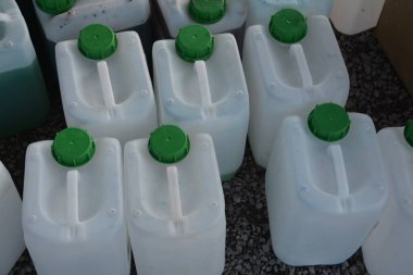 Bir sırada plastik şişeler