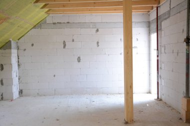 İnşaat alanındaki iskele. Hâlâ yapım aşamasında olan bir daire. İnşaat alanı.