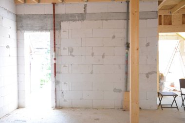 İnşaat alanındaki iskele. Hâlâ yapım aşamasında olan bir daire. İnşaat alanı.