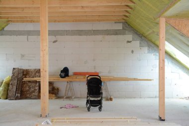 İnşaat alanındaki iskele. Hâlâ yapım aşamasında olan bir daire. İnşaat alanı.