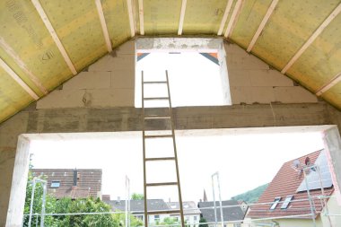 İnşaat alanındaki iskele. Hâlâ yapım aşamasında olan bir daire. İnşaat alanı.