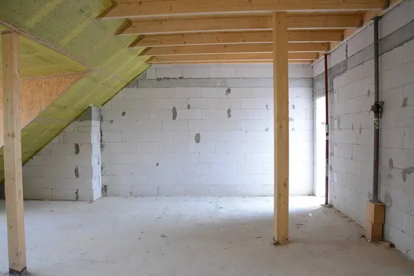 İnşaat alanındaki iskele. Hâlâ yapım aşamasında olan bir daire. İnşaat alanı.