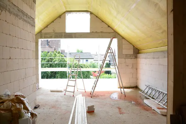 İnşaat alanındaki iskele. Hâlâ yapım aşamasında olan bir daire. İnşaat alanı.