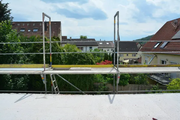 İnşaat alanındaki iskele. Hâlâ yapım aşamasında olan bir daire. İnşaat alanı.