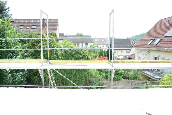 İnşaat alanındaki iskele. Hâlâ yapım aşamasında olan bir daire. İnşaat alanı.