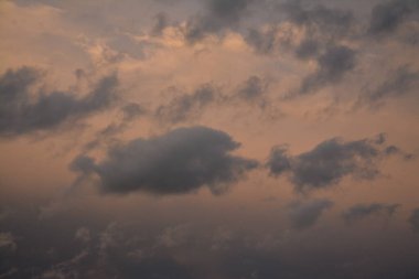 Fırtına bulutlarıyla karanlık gökyüzü