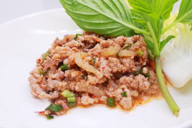 Kıymalı domuz eti, sebzeli Tayland yemeği orta mesafe atışı, 45 derece açı.