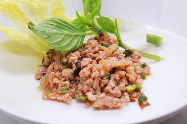 Larb kıymalı Tayland yemeği ve sebze.