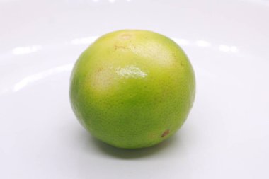 Bir tabakta yeşil ekşi limon