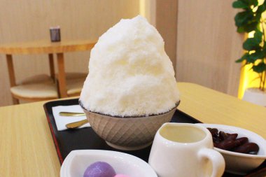 Bua loy macunu ve kırmızı fasulyeli süt bingsu.