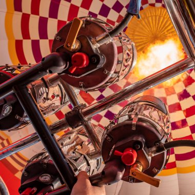 Kapadokya-Goreme üzerinde gün batımında hava balonları