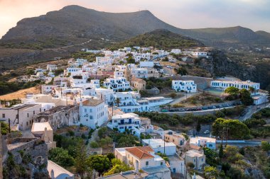 Kythira, Yunanistan-08262023: Chora Kalesi 'nden Kythira şehri manzarası