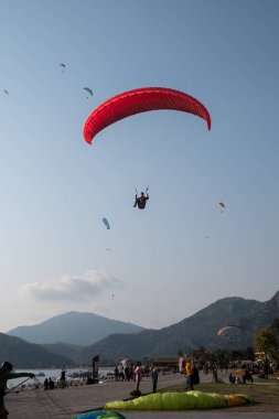 Oludeniz, Türkiye, 20 Ekim 2022, bir sürü adrenalin ve risk içeren cennet paraşütleri 