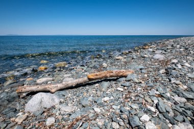 Yunanistan 'ın Samotraki adasında ıssız bir sahil.