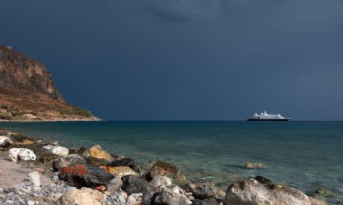 Gemi gezisi fırtına gelmeden önce Monemvasia 'dan ayrılıyor.