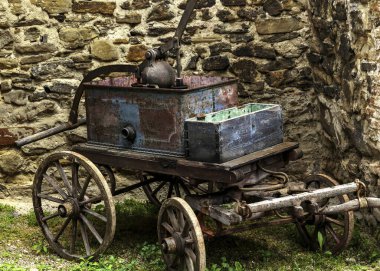 Tarihi bir binada antik ahşap bir araç.