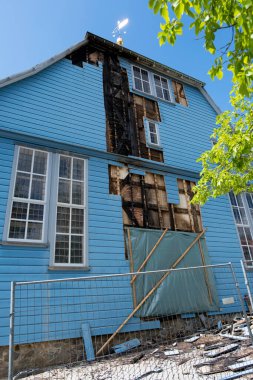 Clausthal-Zellerfeld, Aşağı Saksonya / Almanya - 07 26, 2025: Clausthal-Zellerfeld pazar kilisesi yangından sonra, arka manzara