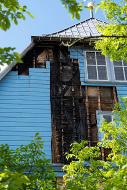 Clausthal-Zellerfeld, Aşağı Saksonya / Almanya - 07 26, 2025: Clausthal-Zellerfeld pazar kilisesi yangından sonra, arka manzara