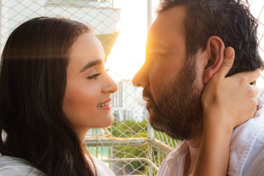 Sevgililer Günü 'nü kutlayan Latin çift