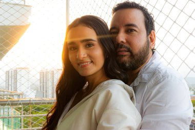 Latin çift Sevgililer Günü kutlamaları için gülümsüyor