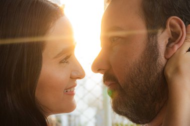 Latin aşık bir kadın, kutlamalarda Latin bir adama bakıyor.