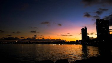 Panama şehrinin üzerinde güzel bir günbatımı