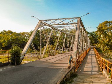 Neiva Huila Kolombiya 'da beyaz bir üniversitenin cephesi