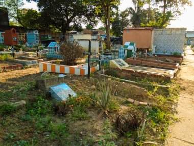 Neiva 'daki Carrera Quinta köprüsünde yürüyen Latin kadın - Huila - Kolombiya