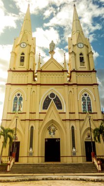 Yaguara Huila Katedrali 'nin ön cephesi - Kolombiya