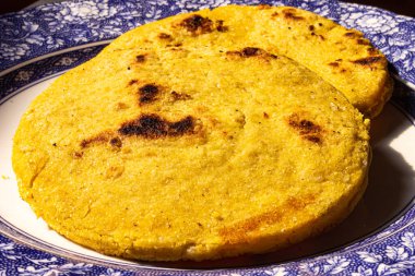 Mavi tabakta iki tipik Kolombiya arepası