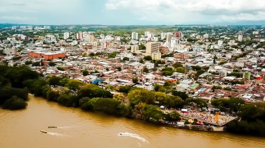 Magdalena nehrinin yanındaki Neiva Huila şehri panoramik.