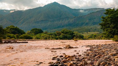 Güney Kolombiya 'daki Pata nehri üzerindeki güzel manzara.