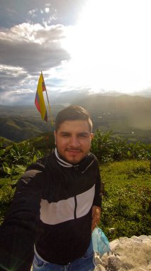 Huila 'daki La Mano del Gigante' deki Latin adam - Kolombiya