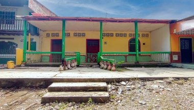 Natagaima - Tolima - Kolombiya kırsal kesimindeki renkli ev manzarası