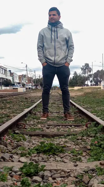 Zipaquira 'da tren raylarındaki mutlu Latin adam - Cundinamarca - Kolombiya