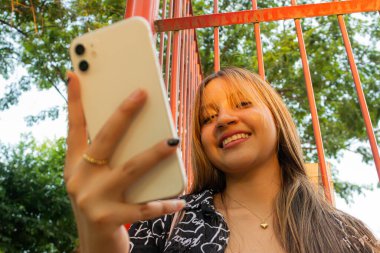 Neiva 'da sağ elinde akıllı telefonla genç bir Latin kadın Huila - Kolombiya 