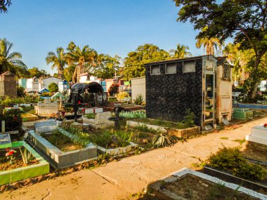 Gündüz vakti Neiva Merkez Mezarlığı 'ndaki mezarlar.