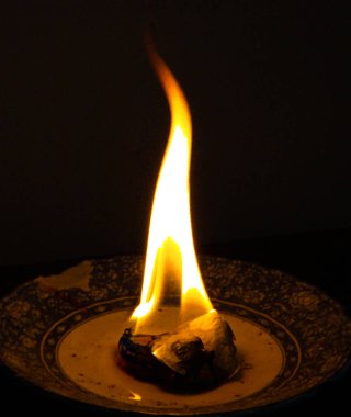 Karanlıkta küçük bir tabakta işaret fişeği