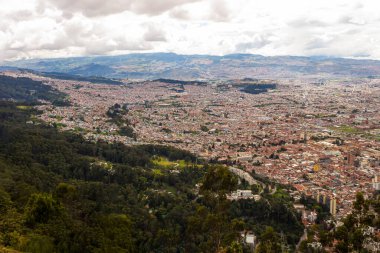 Gündüz vakti Monserrate tepesinden güney Bogota manzarası