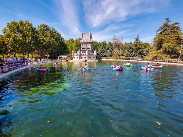 Çocuk kanoları olan güzel bir göl ve arka planda İspanya 'daki Parque Europa' da gri bir kale.