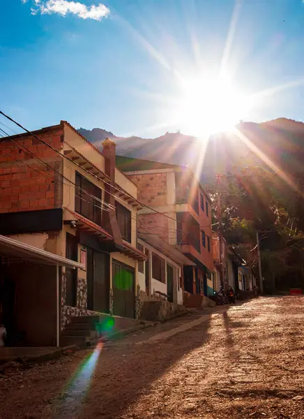 Cundinamarca, Kolombiya 'da Choachi caddesinde güzel bir gün batımı