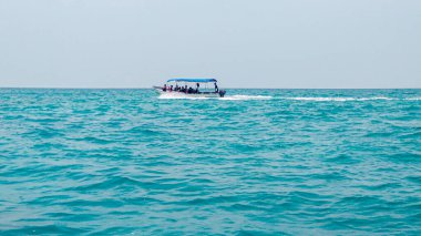 Kartaca, Kolombiya 'da Karayip Denizi' nde yelken açan insanlarla dolu bir tekne.