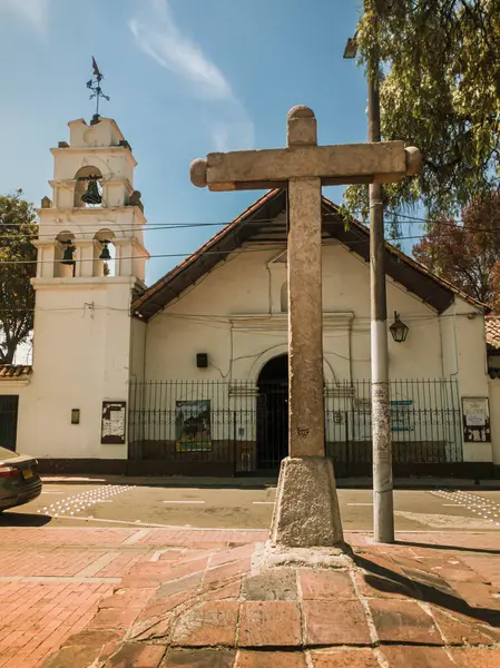 ボゴタ ボゴタ コロンビアの背景にあるサンバーナーディーノ教会と石の十字架の記念碑 — ストック写真
