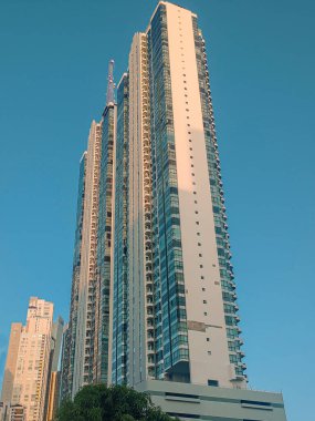 Panama City 'de gün batımında uzun beyaz bir bina.