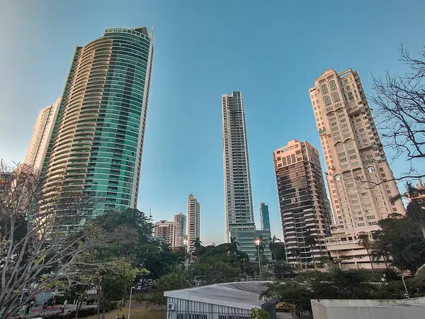 Panama şehrinin merkezindeki birkaç gökdelenin perspektifi