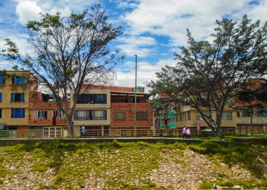 Bogota 'nın güneyinde, Bosa' da, Kolombiya 'da bir yolda yürüyen dört Latin insan.