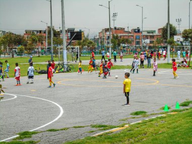 Bogota 'nın güneyindeki Bosa' da bir parkta futbol oynayan Latin çocuklar Kolombiya