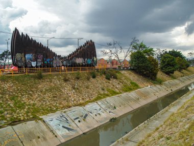 Bogota, Cundinamarca, Kolombiya - 27 Nisan 2024 - Bosa 'daki bir su kanalının yanındaki Alameda anıtının fotoğrafı