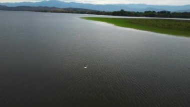 Yaguara 'da gün batımında Betania Barajı Huila Kolombiya