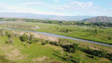 Yaguara 'da gün batımında bir nehir havzasının panoramisi - Huila - Kolombiya